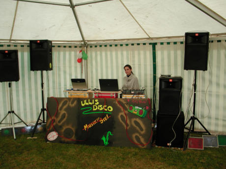 Katja half beim Aufbau der Anlage